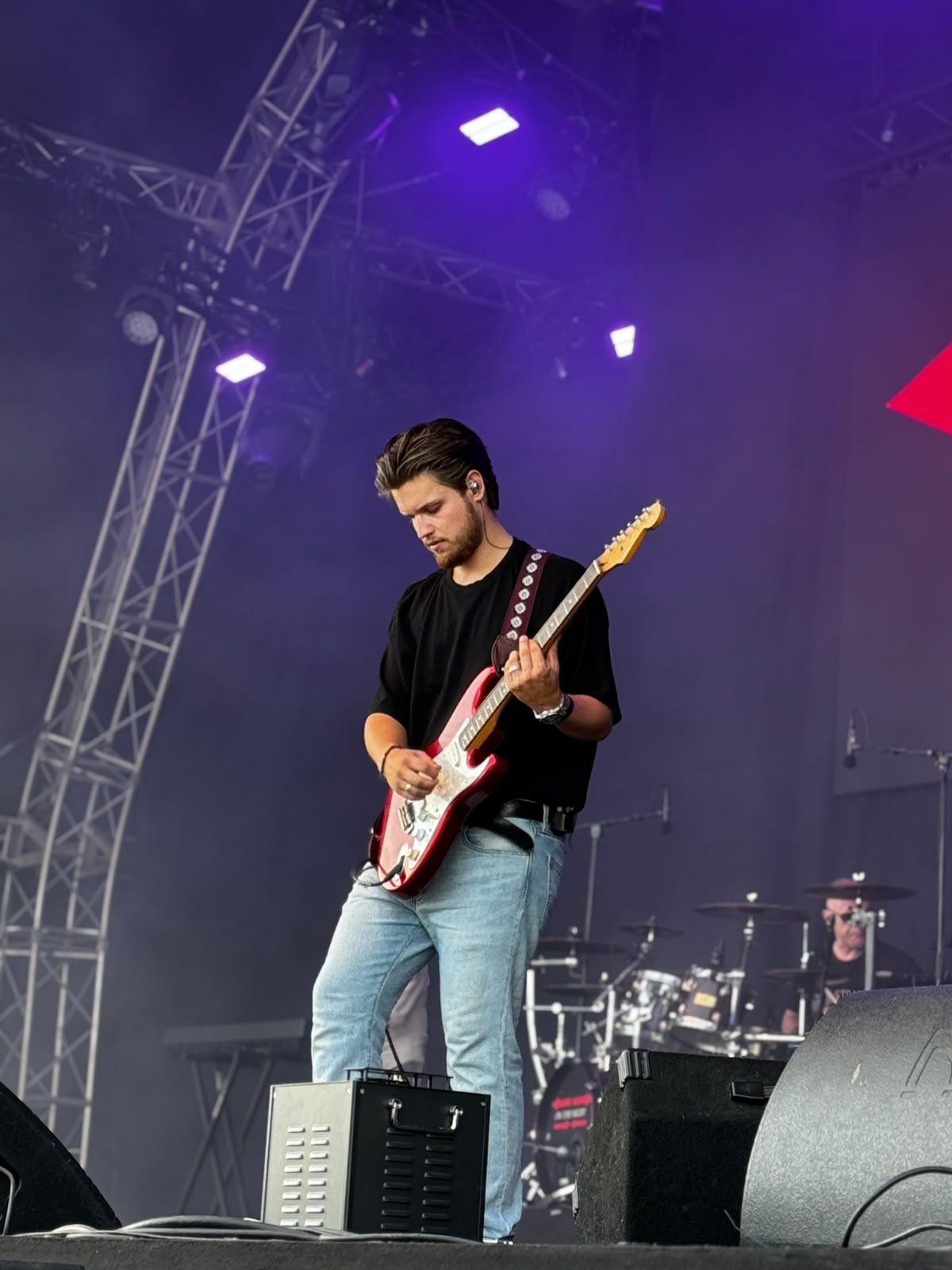 Gitarist Lucas op een festivalpodium